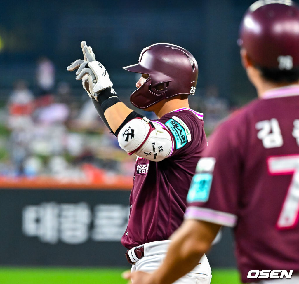17일 대전 한화생명 볼파크에서 2026 신한 SOL KBO리그 한화 이글스와 키움 히어로즈의 경기가 열렸다.이날 한화는 왕옌청, 키움은 하영민이 선발로 나섰다.5회초 1사 주자 2루 키움 히우라 투수 맞는 1타점 적시타를 때린 후 1루에서 기뻐하고 있다. 2026.07.17 / rumi@osen.co.kr