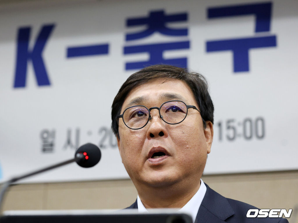 6일 오후 서울 올림픽파크텔에서 K-축구 혁신위원회 출범식이 열렸다.최휘영 문체부 장관과 박지성 FIFA 위원이 공동위원장을 맡고 축구·체육계 인사들이 참여하는 혁신위원회는 한국 축구의 구조적 문제를 진단하고 거버넌스 개선, 유소년 육성, 첨단 기술 도입 등 중장기 발전 방안을 마련할 계획이다.최휘영 공동위원장이 모두발언을 하고 있다. 2026.07.06 /sunday@osen.co.kr