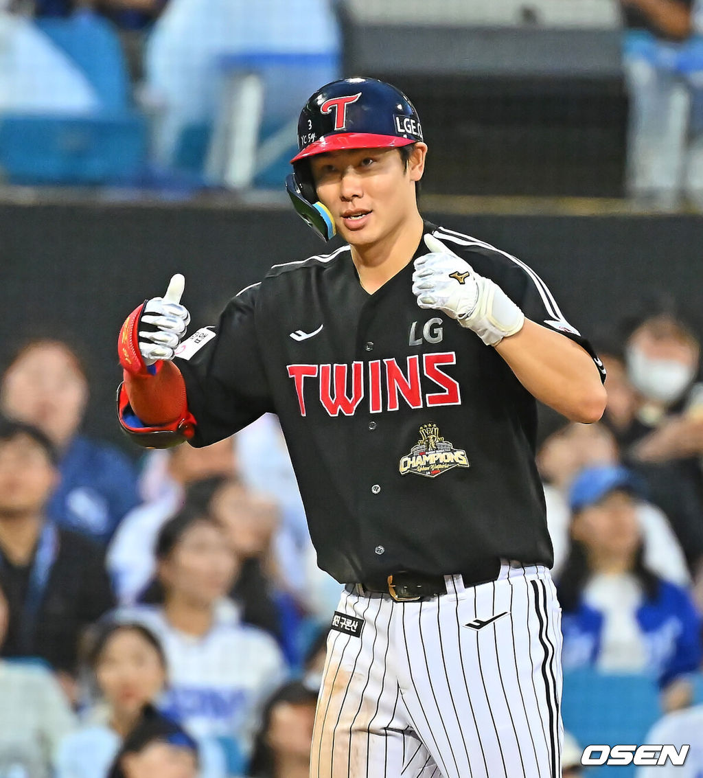 8일 대구삼성라이온즈파크에서 2026 신한 SOL KBO 리그 삼성 라이온즈와 LG 트윈스의 경기가 열렸다. 홈팀 삼성은 오러클린이, 방문팀 LG는 임찬규가 선발 출전했다. LG 트윈스 홍창기가 4회초 2사 1,3루 중견수 오른쪽 2타점 3루타를 치고 세리머니를 하고 있다. 2026.07.08 / foto0307@osen.co.kr