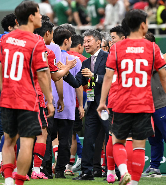 교체 카드가 그대로 적중했다. '슈퍼 조커'로 나선 오현규(25, 베식타스)가 짜릿한 역전골을 터트리며 포효했다.홍명보 감독이 이끄는 대한민국 축구대표팀은 12일(한국시간) 멕시코 과달라하라의 에스타디오 과달라하라에서 열린 2026 국제축구연맹(FIFA) 북중미 월드컵 A조 1차전에서 체코를 상대로 2-1 역전승을 거뒀다. 남아프리카공화국을 2-0으로 제압한 개최국 멕시코에 이은 조 2위다.경기 종료 후 정몽규 대한축구협회 회장이 선수단과 승리의 기쁨을 나누고 있다. 2026.06.12 /sunday@osen.co.kr