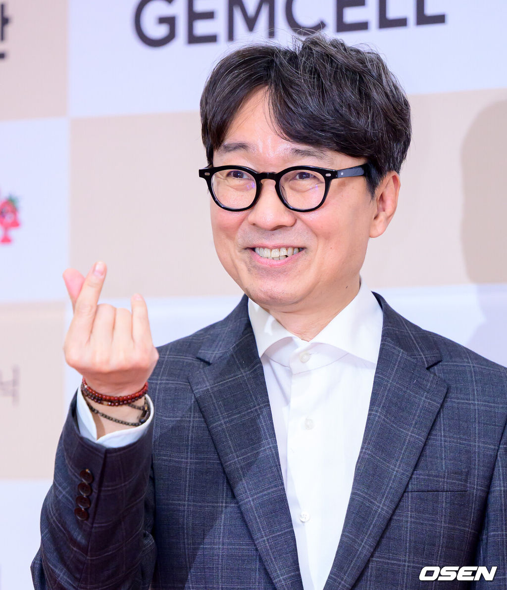 제46회 황금촬영상 시상식이 8일 오후 서울 논현동 건설회관 CG아트홀에서 열렸다.황금촬영상은 1977년부터 (사)한국영화촬영감독협회에서 직접 진행하고, 집행하며, 운영을 하는 영화제이다.황금촬영상 감독상을 수상한 장항준 감독이 포토타임을 하고 있다. 2026.06.08 / jpnews@osen.co.kr