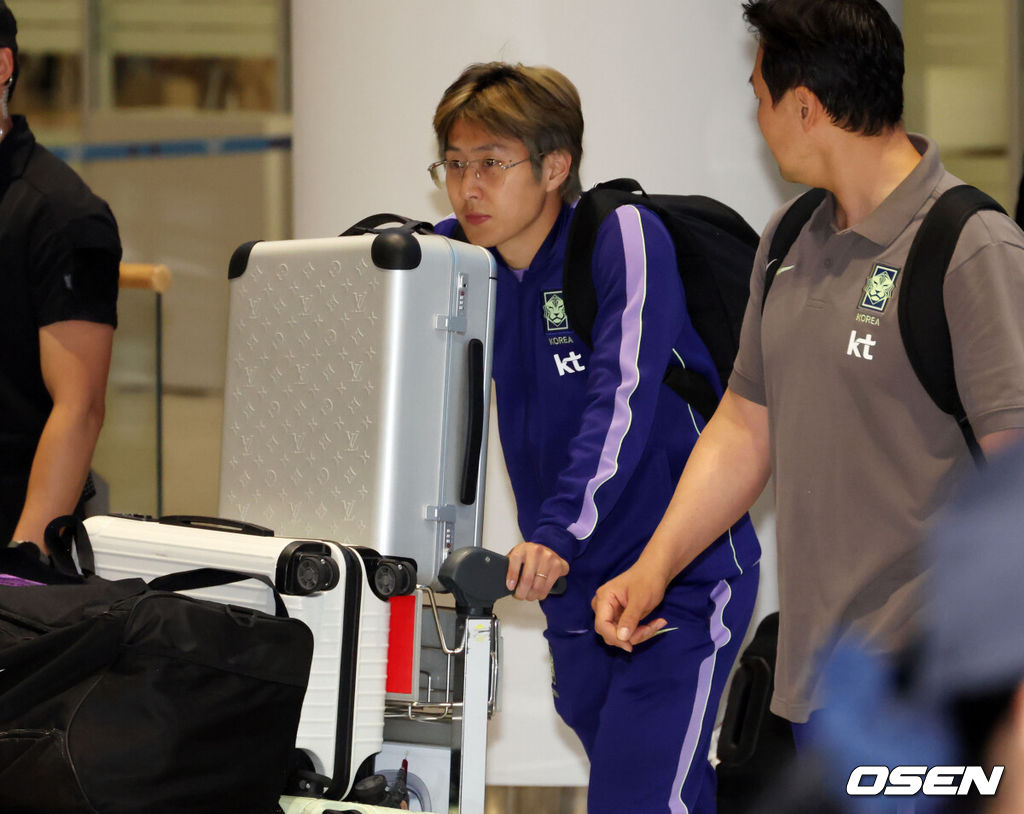 32강 진출에 실패한 대한민국 축구대표팀 중 홍명보 감독을 비롯해 김민재, 황희찬, 설영우, 이강인 등 선수 8명이 30일 새벽  인천국제공항을 통해 귀국했다. 손흥민 등 나머지 선수들은 쪼개져서 각자 귀국한다. 대표팀 귀국 본진은 30일 새벽 인천공항에 도착한다.대표팀 이강인이 입국하고 있다. 2026.06.30 / rumi@osen.co.kr