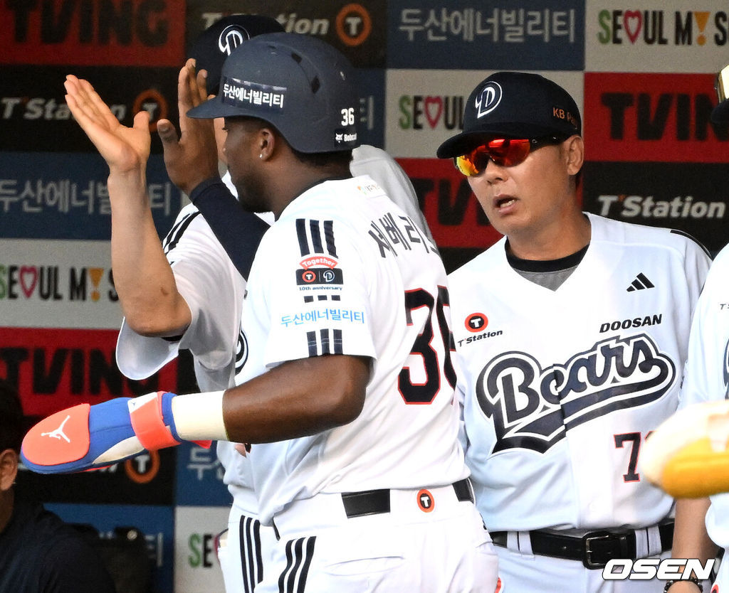 26일 서울 잠실야구장에서 2026 신한 SOL KBO리그 두산 베어스와 삼성 라이온즈의 경기가 열렸다.이날 두산은 곽빈, 삼성은 오스틴 보스를 선발로 내세웠다.4회말 2사 3루에서 삼성 보스가 두산 양의지의 적시타 때 홈을 밟은 세베리노가 더그아웃에서 김원형 감독과 환호하고 있다. 2026.07.26 /sunday@osen.co.kr