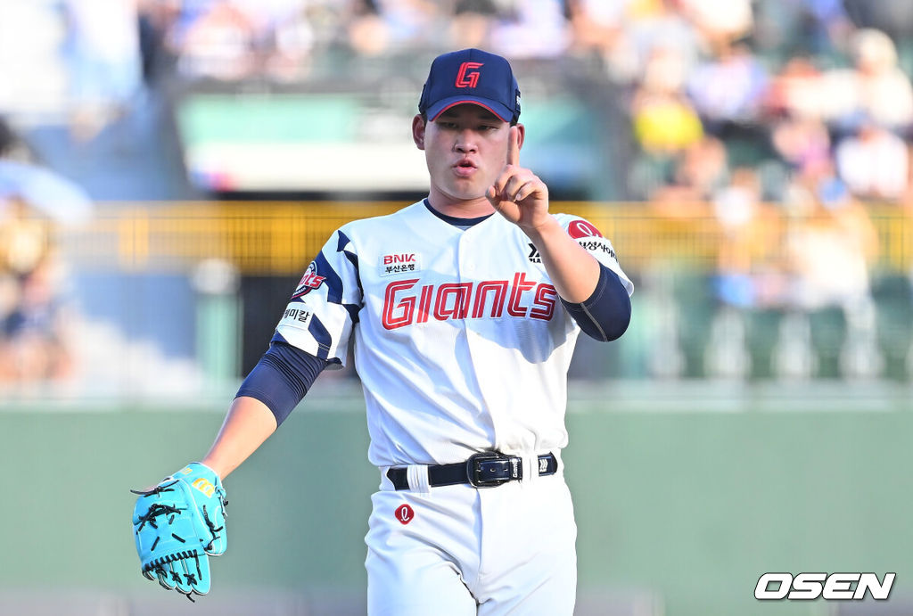 25일 부산 사직야구장에서 2026 신한 SOL KBO 리그 롯데 자이언츠와 KT 위즈의 경기가 열렸다. 홈팀 롯데는 김진욱이, 방문팀 KT는 소형준이 선발 출전했다.롯데 자이언츠 선발 투수 김진욱이 사인을 보내고 있다. 2026.07.25 / foto0307@osen.co.kr
