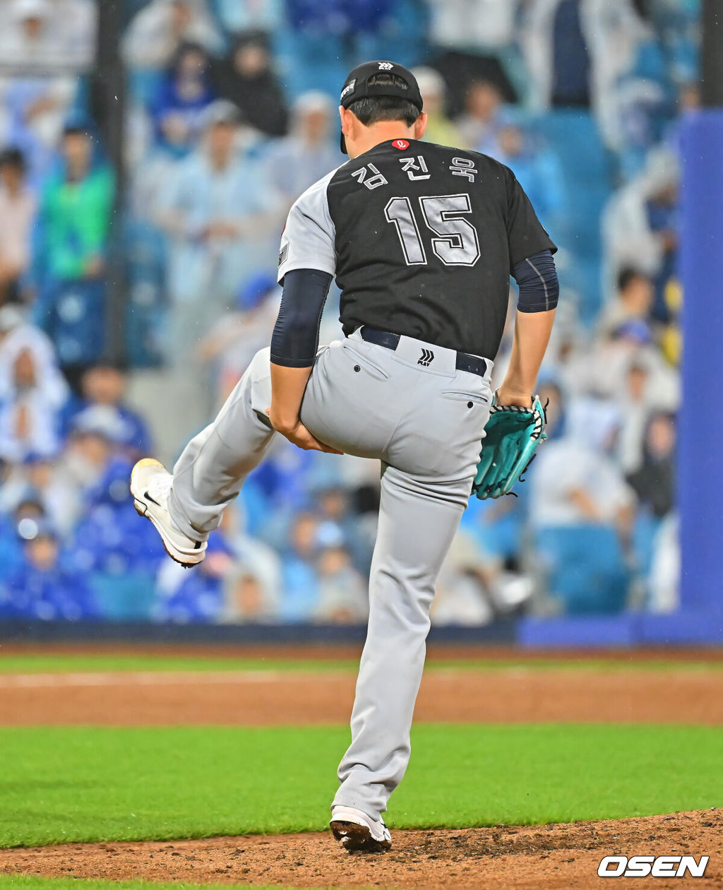 19일 대구삼성라이온즈파크에서 2026 신한 SOL KBO 리그 삼성 라이온즈와 롯데 자이언츠의 경기가 열렸다. 홈팀 삼성은 원태인이, 방문팀 롯데는 김진욱이 선발 출전했다. 롯데 자이언츠 김진욱이 6회말 투구 도중 왼쪽 허벅지 통증을 호소하고 있다. 2026.07.19 / foto0307@osen.co.kr
