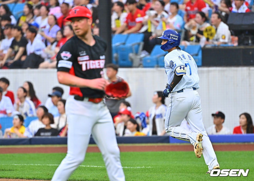 28일 대구삼성라이온즈파크에서 2026 신한 SOL KBO 리그 삼성 라이온즈와 KIA 타이거즈의 경기가 열렸다. 홈팀 삼성은 최원태가, 방문팀 KIA는 올러가 선발 출전했다. 삼성 라이온즈 이재현이 1회말 1사 1,3루 좌월 3점 홈런을 치고 그라운드를 돌고 있다. 2026.07.28 / foto0307@osen.co.kr