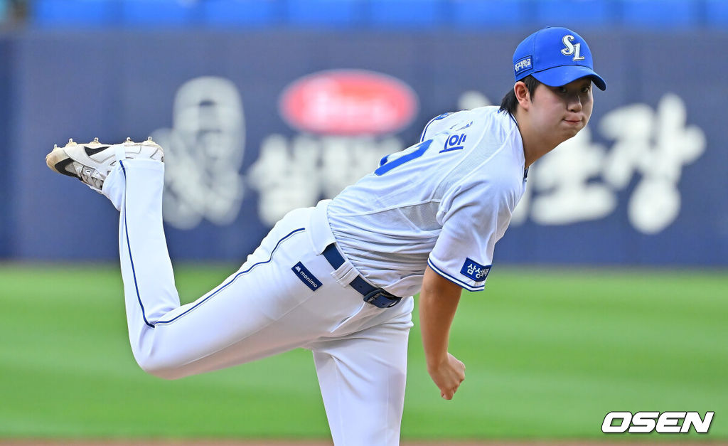 12일 대구삼성라이온즈파크에서 2026 신한 SOL KBO 리그 삼성 라이온즈와 SSG 랜더스의 경기가 열렸다. 홈팀 삼성은 장찬희가, 방문팀 SSG는 타케다가 선발 출전했다. 삼성 라이온즈 선발 투수 장찬희가 역투하고 있다. 2026.06.12 / foto0307@osen.co.kr