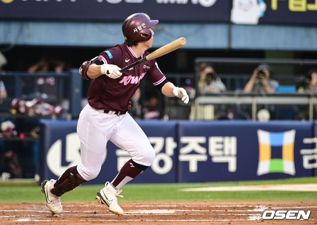 28일 서울 잠실야구장에서 2026 신한 SOL KBO리그 LG 트윈스와 키움 히어로즈의 경기가 열렸다.이날 LG는 톨허스트, 키움은 전준표를 선발로 내세웠다.3회초 2사 2루에서 키움 서건창이 선제 1타점 2루타를 날리고 있다. 2026.07.28 /cej@osen.co.kr
