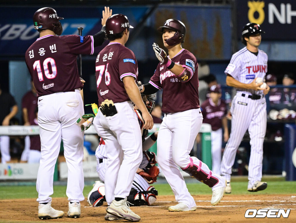 28일 서울 잠실야구장에서 2026 신한 SOL KBO리그 LG 트윈스와 키움 히어로즈의 경기가 열렸다.이날 LG는 톨허스트, 키움은 전준표를 선발로 내세웠다.7회초 1사 1루에서 키움 박찬혁이 동점 투런 홈런을 날린 뒤 베이스를 돌고 있다. 2026.07.28 /cej@osen.co.kr