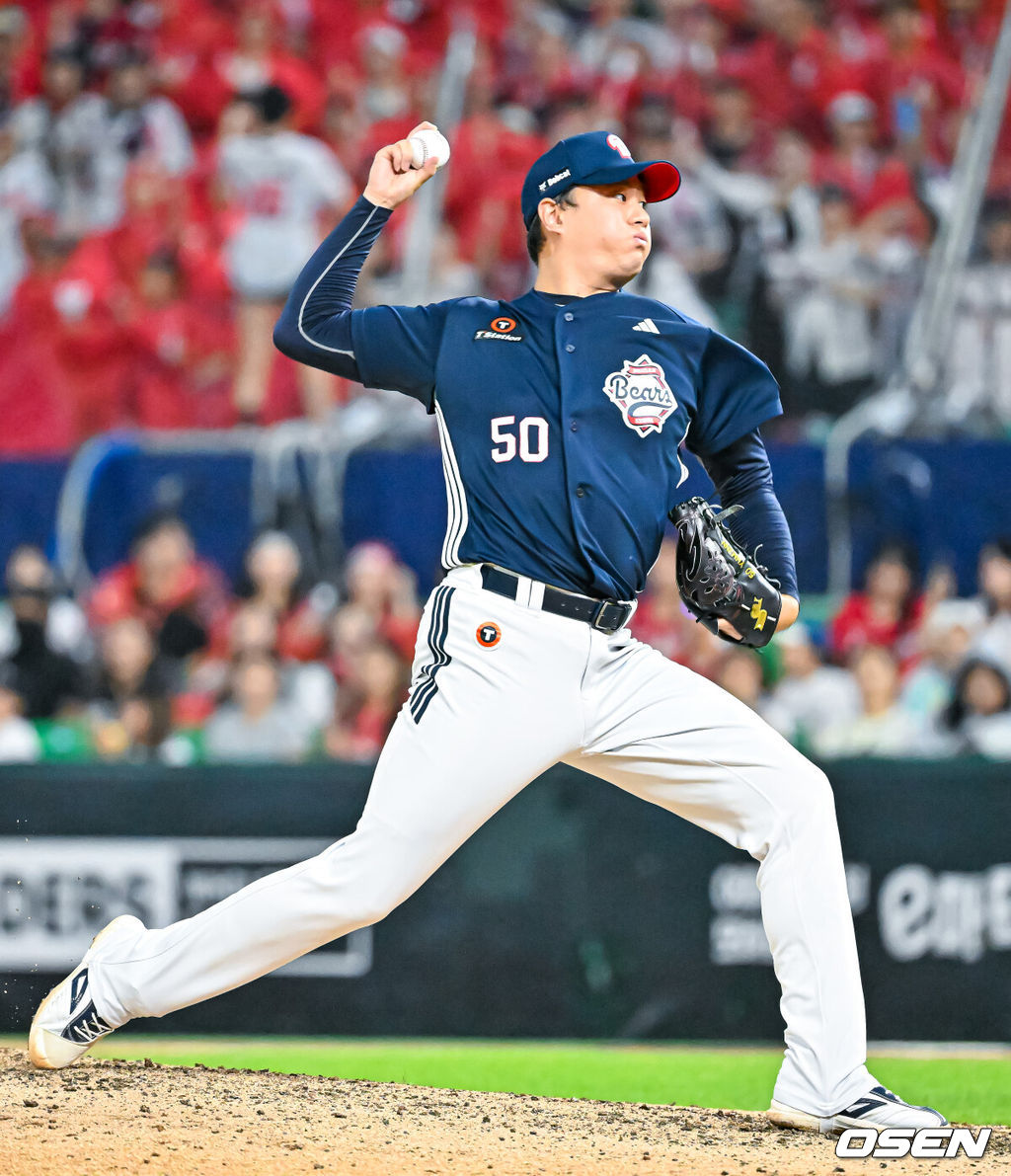 28일 인천 SSG랜더스필드에서 2026 신한 SOL KBO리그 SSG 랜더스와 두산 베어스의 경기가 열렸다.이날 SSG은 아빌라, 두산은 벤자민을 선발로 내세웠다.9회말 마운드에 오른 두산 이영하가 힘차게 공을 뿌리고 있다. 2026.07.28 /rumi@osen.co.kr