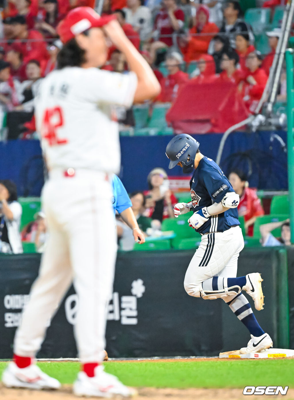 28일 인천 SSG랜더스필드에서 2026 신한 SOL KBO리그 SSG 랜더스와 두산 베어스의 경기가 열렸다.이날 SSG은 아빌라, 두산은 벤자민을 선발로 내세웠다.연장 10회초 두산 선두타자로 나온 박준순이 좌월 역전 솔로홈런을 때린 후 그라운드를 돌고 있다. 2026.07.28 /rumi@osen.co.kr