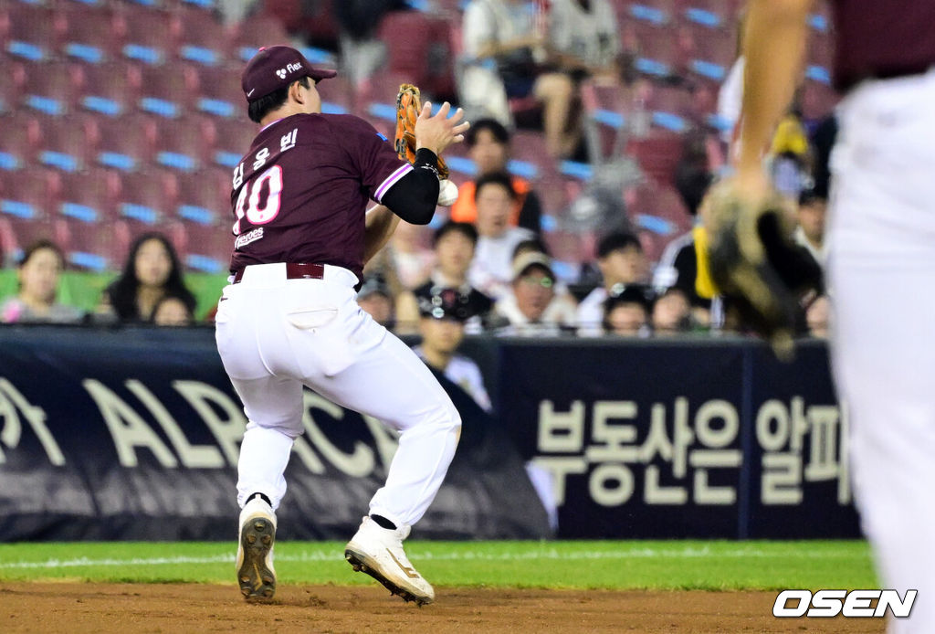 28일 서울 잠실야구장에서 2026 신한 SOL KBO리그 LG 트윈스와 키움 히어로즈의 경기가 열렸다.이날 LG는 톨허스트, 키움은 전준표를 선발로 내세웠다.7회말 1사에서 키움 3루수 김웅빈이 LG 오스틴 땅볼에 포구실책을 범하고 있다. 2026.07.28 /cej@osen.co.kr