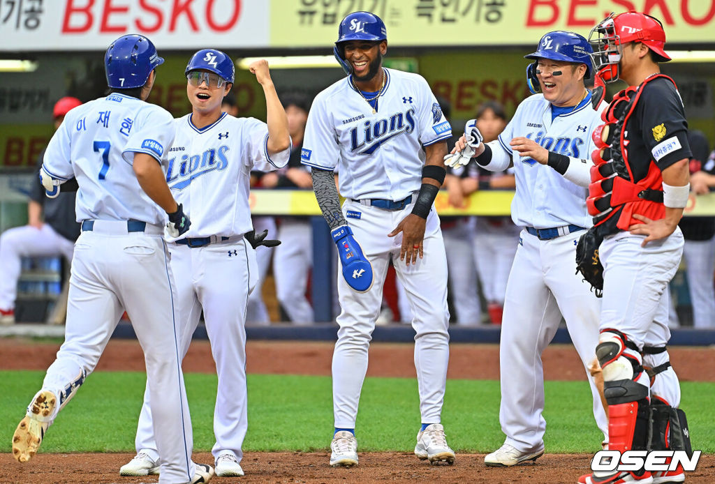 28일 대구삼성라이온즈파크에서 2026 신한 SOL KBO 리그 삼성 라이온즈와 KIA 타이거즈의 경기가 열렸다. 홈팀 삼성은 최원태가, 방문팀 KIA는 올러가 선발 출전했다. 삼성 라이온즈 이재현이 1회말 1사 1,3루 좌월 3점 홈런을 치고 축하를 받고 있다. 2026.07.28 / foto0307@osen.co.kr