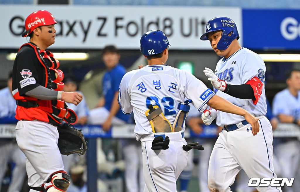 28일 대구삼성라이온즈파크에서 2026 신한 SOL KBO 리그 삼성 라이온즈와 KIA 타이거즈의 경기가 열렸다. 홈팀 삼성은 최원태가, 방문팀 KIA는 올러가 선발 출전했다. 삼성 라이온즈 김도환이 3회말 좌월 솔로 홈런을 치고 하이파이브를 하고 있다. 2026.07.28 / foto0307@osen.co.kr