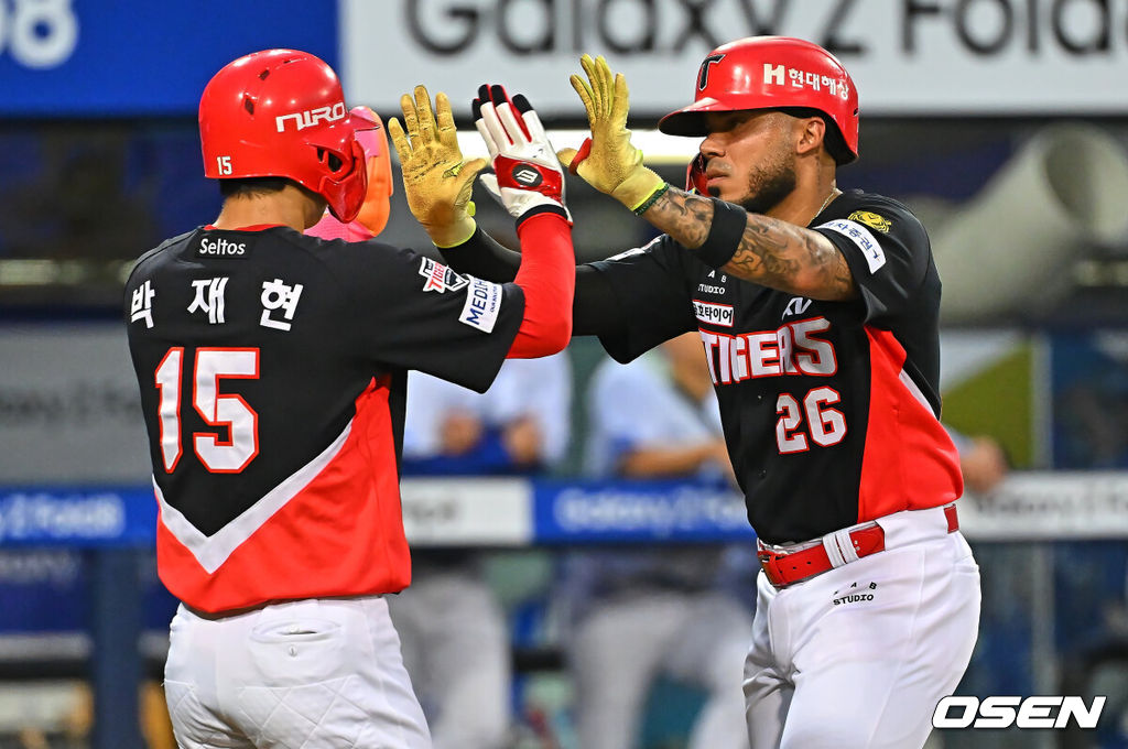 28일 대구삼성라이온즈파크에서 2026 신한 SOL KBO 리그 삼성 라이온즈와 KIA 타이거즈의 경기가 열렸다. 홈팀 삼성은 최원태가, 방문팀 KIA는 올러가 선발 출전했다. KIA 타이거즈 카스트로가 4회초 무사 1루 우월 2점 홈런을 치고 하이파이브를 하고 있다. 2026.07.28 / foto0307@osen.co.kr