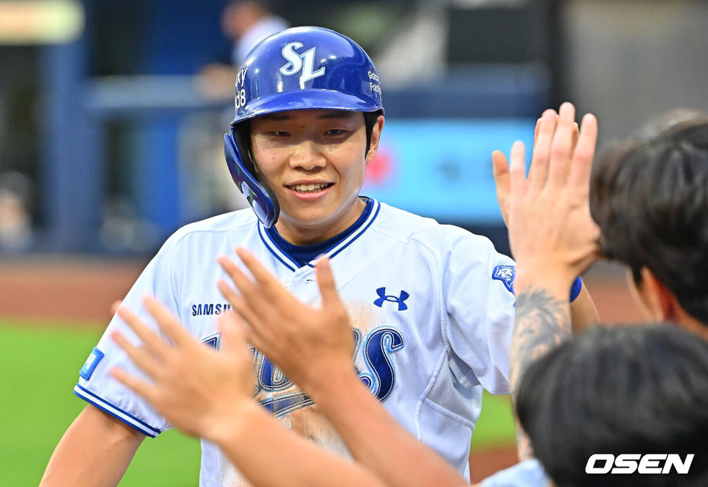 28일 대구삼성라이온즈파크에서 2026 신한 SOL KBO 리그 삼성 라이온즈와 KIA 타이거즈의 경기가 열렸다. 홈팀 삼성은 최원태가, 방문팀 KIA는 올러가 선발 출전했다. 삼성 라이온즈 김지찬이 1회말 2사 만루 구자욱의 우중간 2타점 안타때 득점을 올리고 하이파이브를 하고 있다. 2026.07.28 / foto0307@osen.co.kr