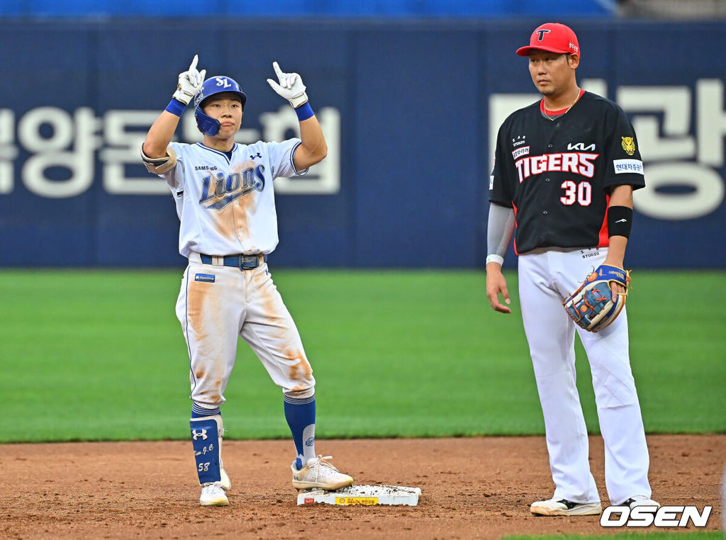28일 대구삼성라이온즈파크에서 2026 신한 SOL KBO 리그 삼성 라이온즈와 KIA 타이거즈의 경기가 열렸다. 홈팀 삼성은 최원태가, 방문팀 KIA는 올러가 선발 출전했다. 삼성 라이온즈 김지찬이 1회말 2사 1,2루 좌익수 왼쪽 1타점 2루타를 치고 세리머니를 하고 있다. 2026.07.28 / foto0307@osen.co.kr