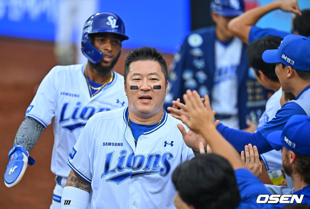 28일 대구삼성라이온즈파크에서 2026 신한 SOL KBO 리그 삼성 라이온즈와 KIA 타이거즈의 경기가 열렸다. 홈팀 삼성은 최원태가, 방문팀 KIA는 올러가 선발 출전했다. 삼성 라이온즈 최형우와 디아즈가 1회말 1사 1,3루 이재현의 좌월 3점 홈런때 득점을 올리고 하이파이브를 하고 있다. 2026.07.28 / foto0307@osen.co.kr