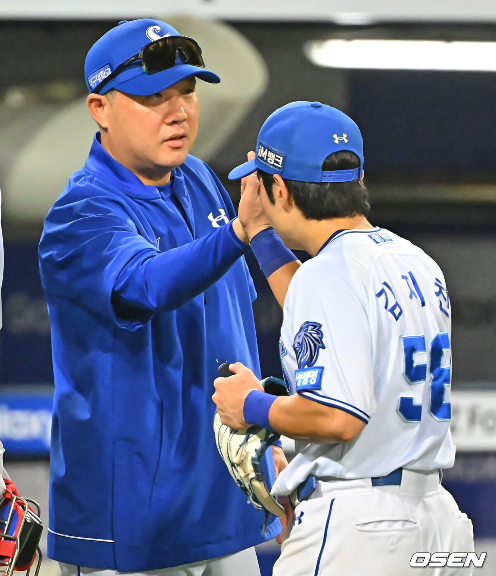 28일 대구삼성라이온즈파크에서 2026 신한 SOL KBO 리그 삼성 라이온즈와 KIA 타이거즈의 경기가 열렸다. 홈팀 삼성은 최원태가, 방문팀 KIA는 올러가 선발 출전했다. 삼성 라이온즈 박진만 감독이 KIA 타이거즈에 12-5로 승리한 후 김지찬과 기쁨을 나누고 있다. 2026.07.28 / foto0307@osen.co.kr