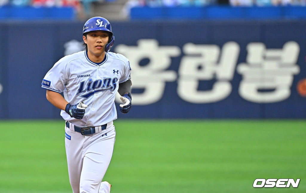 28일 대구삼성라이온즈파크에서 2026 신한 SOL KBO 리그 삼성 라이온즈와 KIA 타이거즈의 경기가 열렸다. 홈팀 삼성은 최원태가, 방문팀 KIA는 올러가 선발 출전했다. 삼성 라이온즈 이재현이 1회말 1사 1,3루 좌월 3점 홈런을 치고 그라운드를 돌고 있다. 2026.07.28 / foto0307@osen.co.kr