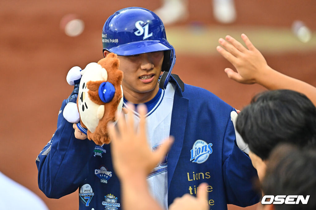 28일 대구삼성라이온즈파크에서 2026 신한 SOL KBO 리그 삼성 라이온즈와 KIA 타이거즈의 경기가 열렸다. 홈팀 삼성은 최원태가, 방문팀 KIA는 올러가 선발 출전했다. 삼성 라이온즈 이재현이 1회말 1사 1,3루 좌월 3점 홈런을 치고 하이파이브를 하고 있다. 2026.07.28 / foto0307@osen.co.kr