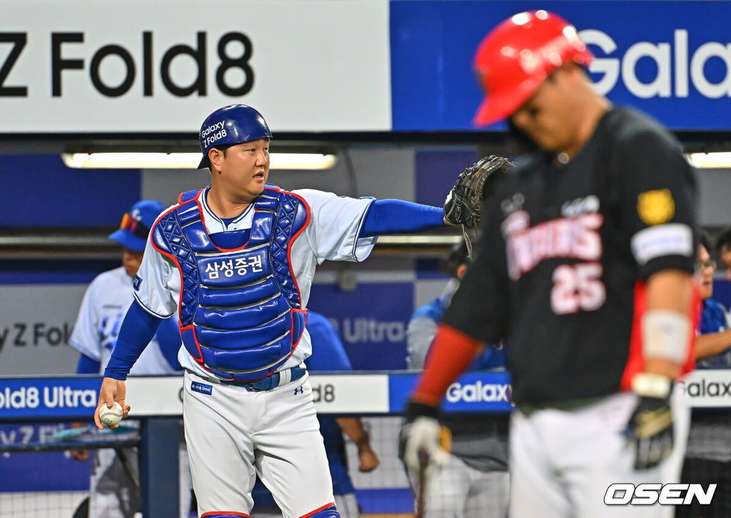 28일 대구삼성라이온즈파크에서 2026 신한 SOL KBO 리그 삼성 라이온즈와 KIA 타이거즈의 경기가 열렸다. 홈팀 삼성은 최원태가, 방문팀 KIA는 올러가 선발 출전했다. 삼성 라이온즈 장승현이 5회초 2사 만루 KIA 타이거즈 한준수를 파울 플라이로 잡고 있다. 2026.07.28 / foto0307@osen.co.kr
