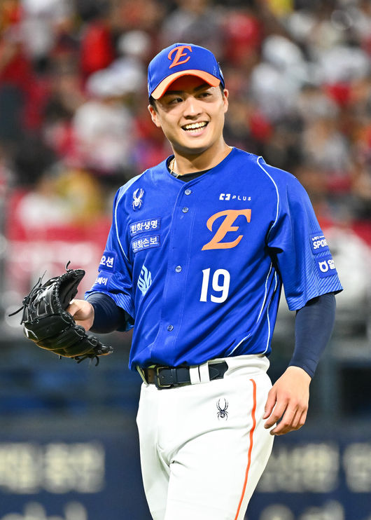 23일 오후 광주시 북구 광주기아챔피언스필드에서 2026 신한 SOL KBO리그 KIA 타이거즈와 한화 이글스의 경기가 진행됐다.이날 KIA는 시라카와를, 한화는 왕옌청을 선발투수로 내세웠다.7회말 이닝종료 후 한화 선발투수 왕옌청이 미소 지으며 더그아웃으로 들어가고 있다.    2026.07.23 / soul1014@osen.co.kr