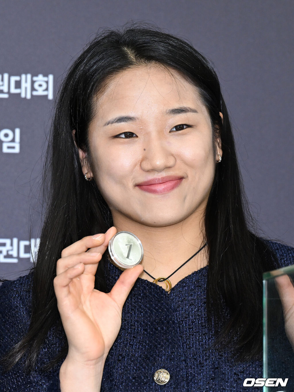 29일 오전 서울 서초구 요넥스코리아 서초사옥에서 안세영 선수 기념메달 출시행사가 열렸다.이번 기념메달은 안세영 선수의 아시아 최초 여자 단식 그랜드슬램 달성을 기념해 제작되었다.공식 기념메달은 7월 29일(수) 오전 10시부터 한국조폐공사 쇼핑몰(www.koreamint.com)을 통해 1차 상시판매한다.안세영이 포토타임을 가지고 있다. 2026.07.28 /sunday@osen.co.kr
