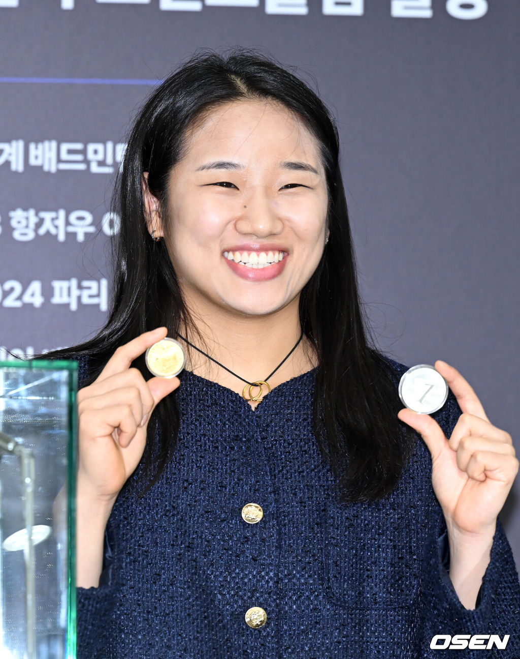 29일 오전 서울 서초구 요넥스코리아 서초사옥에서 안세영 선수 기념메달 출시행사가 열렸다.이번 기념메달은 안세영 선수의 아시아 최초 여자 단식 그랜드슬램 달성을 기념해 제작되었다.공식 기념메달은 7월 29일(수) 오전 10시부터 한국조폐공사 쇼핑몰(www.koreamint.com)을 통해 1차 상시판매한다.안세영이 포토타임을 가지고 있다. 2026.07.28 /sunday@osen.co.kr