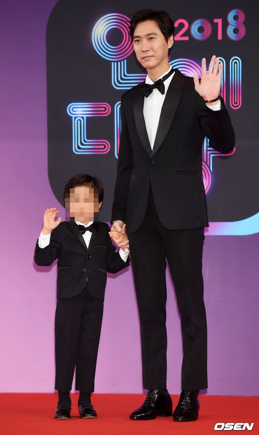 22일 오후 서울 영등포구 여의도 KBS 본관 로비에서 진행된 '2018 KBS 연예대상' 포토월 행사에서 슈퍼맨이 돌아왔다 팀의 고지용과 아들 승재가 포토타임을 갖고 있다./ rumi@osen.co.kr