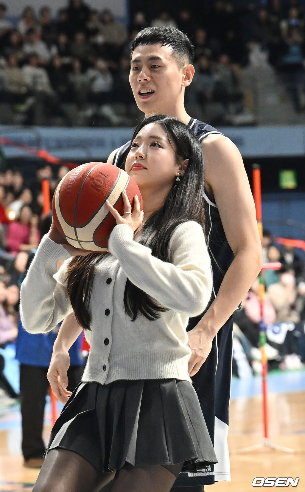 14일 오후 경기도 고양시 고양 소노 아레나에서 2023-2024 정관장 프로농구 올스타전이 열렸다. 하프타임 팀 공아지 이관희, 솔로지옥3 유시은이 함께 행사에 참여하고 있다. 2024.01.14/ksl0919@osen.co.kr