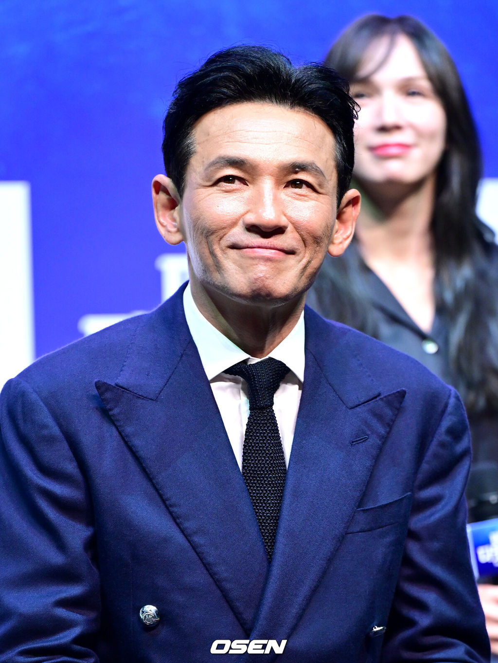 2일 오후 서울 서대문구 이화여자대학교 삼성홀에서 뮤지컬 ‘미세스 다웃파이어’ 제작발표회가 열렸다.뮤지컬 '미세스 다웃파이어'는 로빈 윌리엄스 주연의 동명 영화를 뮤지컬로 만든 작품으로 가족의 사랑을 그린 코미디 뮤지컬이다. 이혼한 다니엘이 유모 미세스 다웃파이어로 변장해 전 아내의 집으로 들어가 자녀들을 돌보면서 벌어지는 이야기를 그린다.배우 황정민이 인사말을 준비하고 있다. 2025.09.02 / dreamer@osen.co.kr