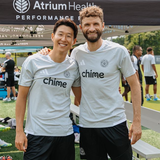 [사진] 토마스 뮐러와 나란히 선 손흥민 / MLS 제공