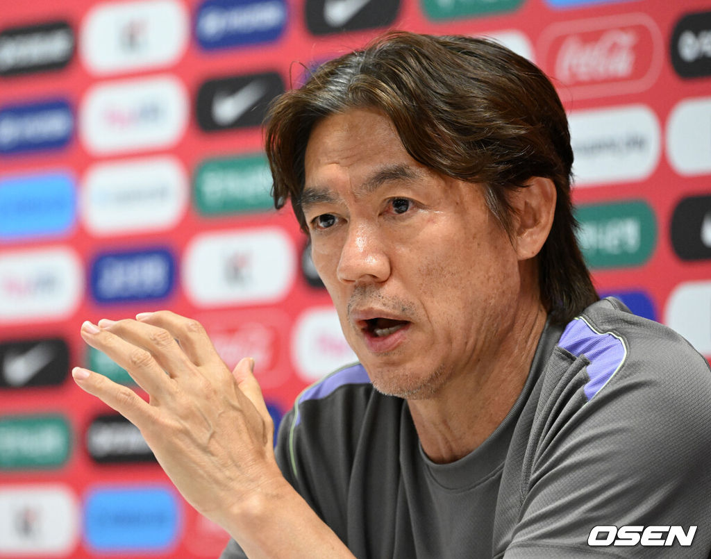 홍명보 감독이 이끄는 대한민국 축구국가대표팀이 26일(한국시각) 멕시코 과달라하라 인근 사포판의 치바스 베르데 바예에서 훈련을 진행했다.대한민국은 1승 2패(승점 3)로 조 3위에 머물렀다. 자력으로 32강에 오를 기회를 놓쳤고, 이제는 다른 조 경기 결과를 기다려야 하는 처지가 됐다.훈련에 앞서 대한민국 홍명보 감독이 인터뷰를 하고 있다. 2026.06.26 /sunday@osen.co.kr