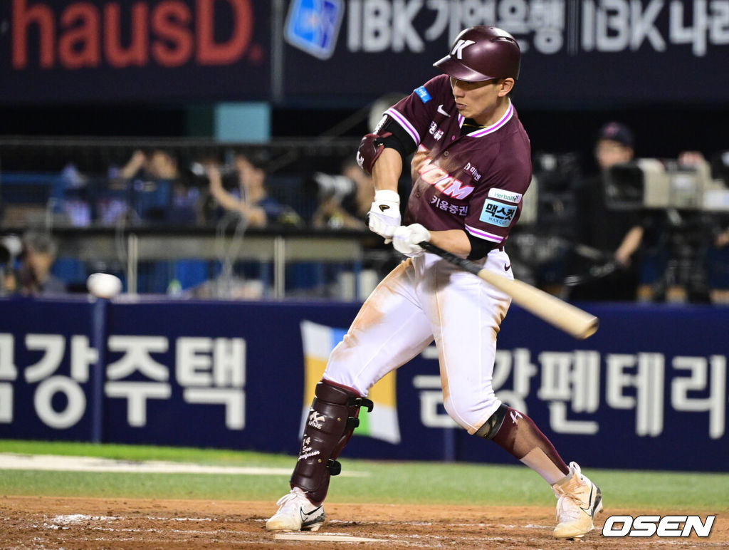 29일 서울 잠실야구장에서 2026 신한 SOL KBO리그 LG 트윈스와 키움 히어로즈의 경기가 열렸다.이날 LG는 웰스, 키움은 하영민을 선발로 내세웠다. 5회초 1사 1,2루에서 키움 서건창이 안타를 날리고 있다. 2026.07.29 /cej@osen.co.kr