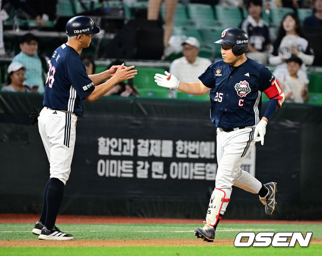 29일 인천SSG랜더스필드에서 2026 신한 SOL KBO리그 SSG 랜더스와 두산 베어스의 경기가 열렸다. SSG은 김민준, 두산은 최승용을 선발로 내세웠다. 6회초 2사에서 두산 양의지가 좌월 솔로포를 날리며 고토 코치와 기뻐하고 있다. 2026.07.29 / jpnews@osen.co.kr