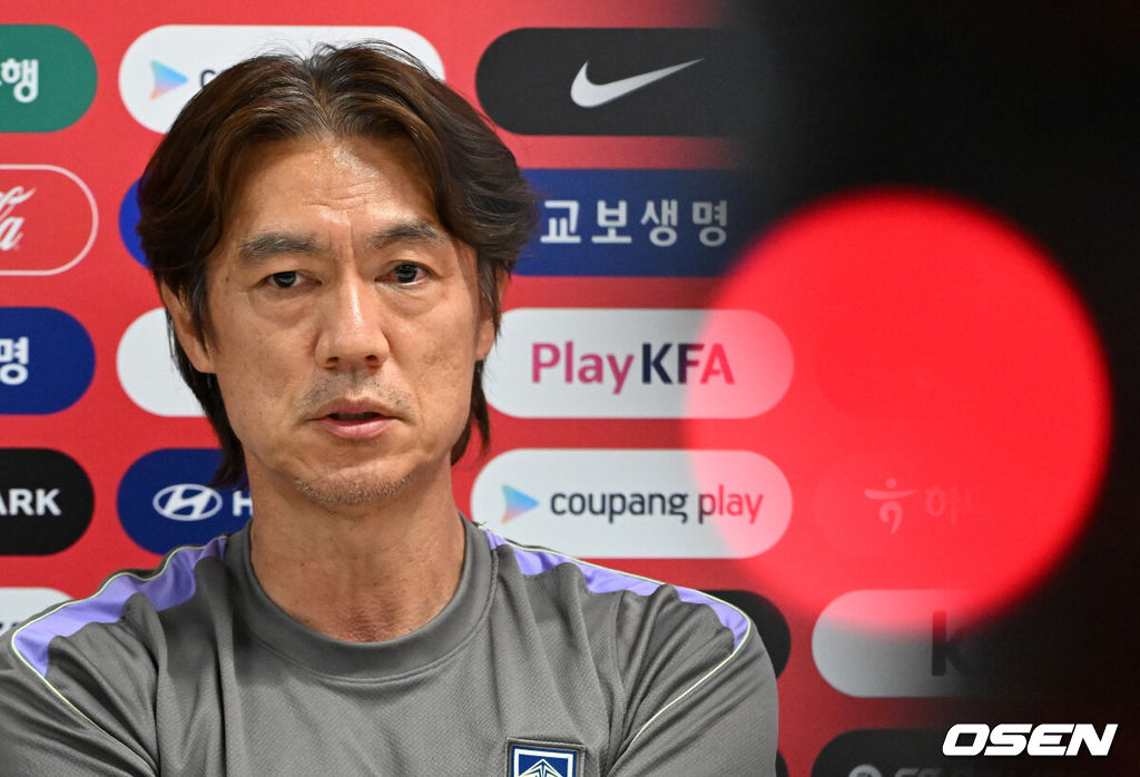 홍명보 감독이 이끄는 대한민국 축구국가대표팀이 26일(한국시각) 멕시코 과달라하라 인근 사포판의 치바스 베르데 바예에서 훈련을 진행했다.대한민국은 1승 2패(승점 3)로 조 3위에 머물렀다. 자력으로 32강에 오를 기회를 놓쳤고, 이제는 다른 조 경기 결과를 기다려야 하는 처지가 됐다.훈련에 앞서 대한민국 홍명보 감독이 인터뷰를 하고 있다. 2026.06.26 /sunday@osen.co.kr