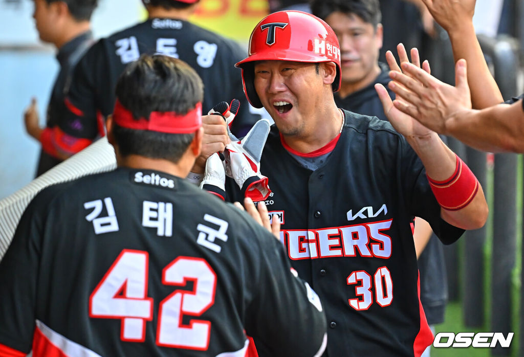 29일 대구삼성라이온즈파크에서 2026 신한 SOL KBO 리그 삼성 라이온즈와 KIA 타이거즈의 경기가 열렸다. 홈팀 삼성은 양창섭이, 방문팀 KIA는 시라카와가 선발 출전했다. KIA 타이거즈 하주석이 1회초 2사 만루 박재현의 우익수 오른쪽 2타점 안타때 득점을 올리고 김태군과 하이파이브를 하고 있다. 2026.07.29 / foto0307@osen.co.kr