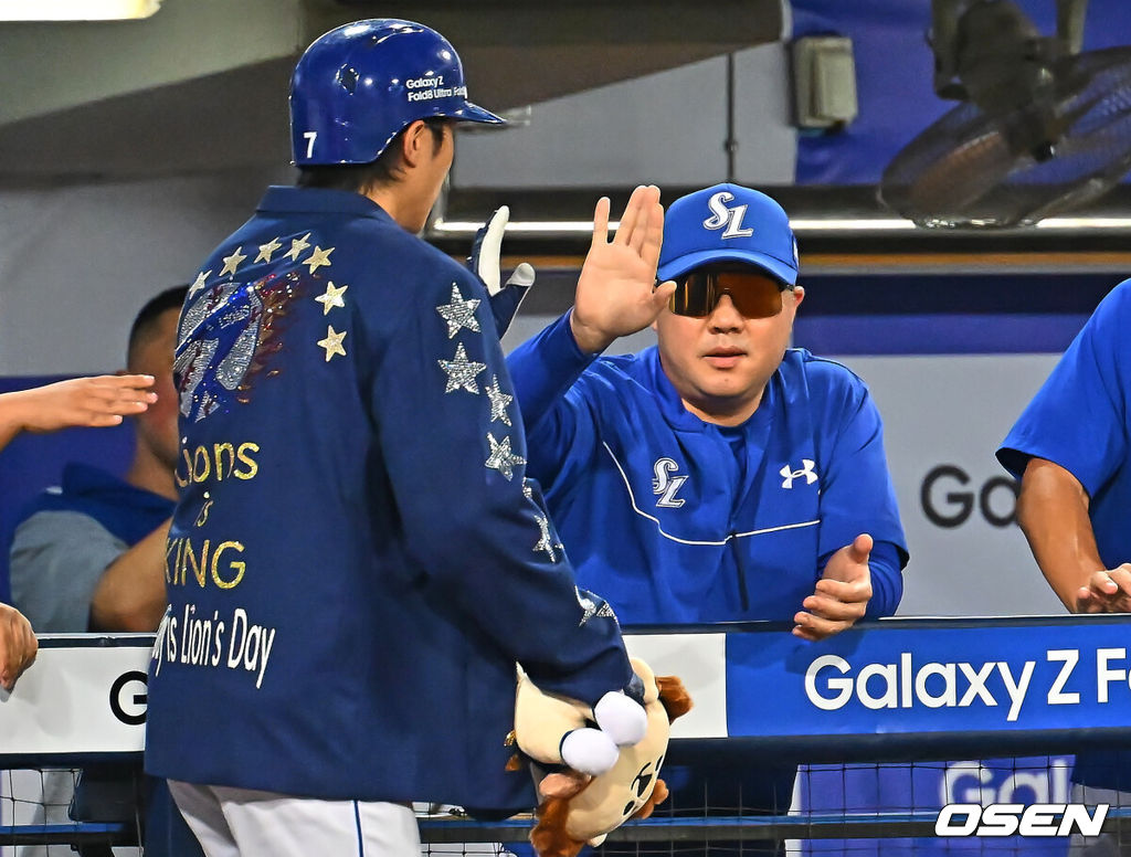 29일 대구삼성라이온즈파크에서 2026 신한 SOL KBO 리그 삼성 라이온즈와 KIA 타이거즈의 경기가 열렸다. 홈팀 삼성은 양창섭이, 방문팀 KIA는 시라카와가 선발 출전했다. 삼성 라이온즈 이재현이 6회말 1사 2루 좌월 2점 홈런을 치고 박진만 감독과 하이파이브를 하고 있다. 2026.07.29 / foto0307@osen.co.kr