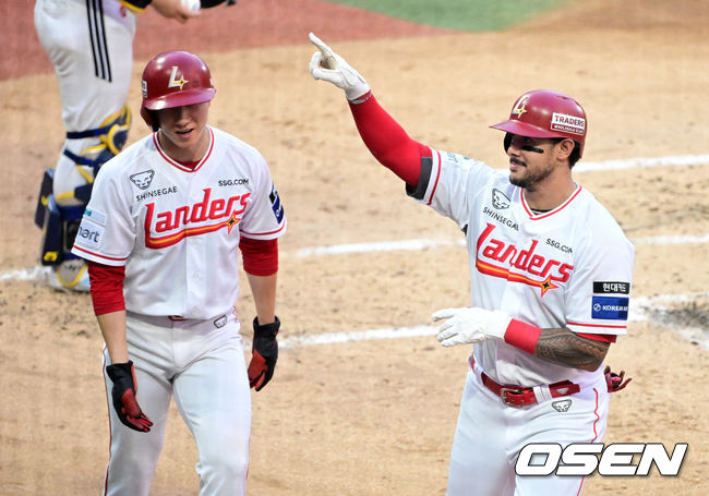 29일 인천SSG랜더스필드에서 2026 신한 SOL KBO리그 SSG 랜더스와 두산 베어스의 경기가 열렸다.SSG은 김민준, 두산은 최승용을 선발로 내세웠다.3회말 2사 1루에서 SSG 마드리스가 역전 우월 투런포를 날리며 기뻐하고 있다. 2026.07.29 / jpnews@osen.co.kr