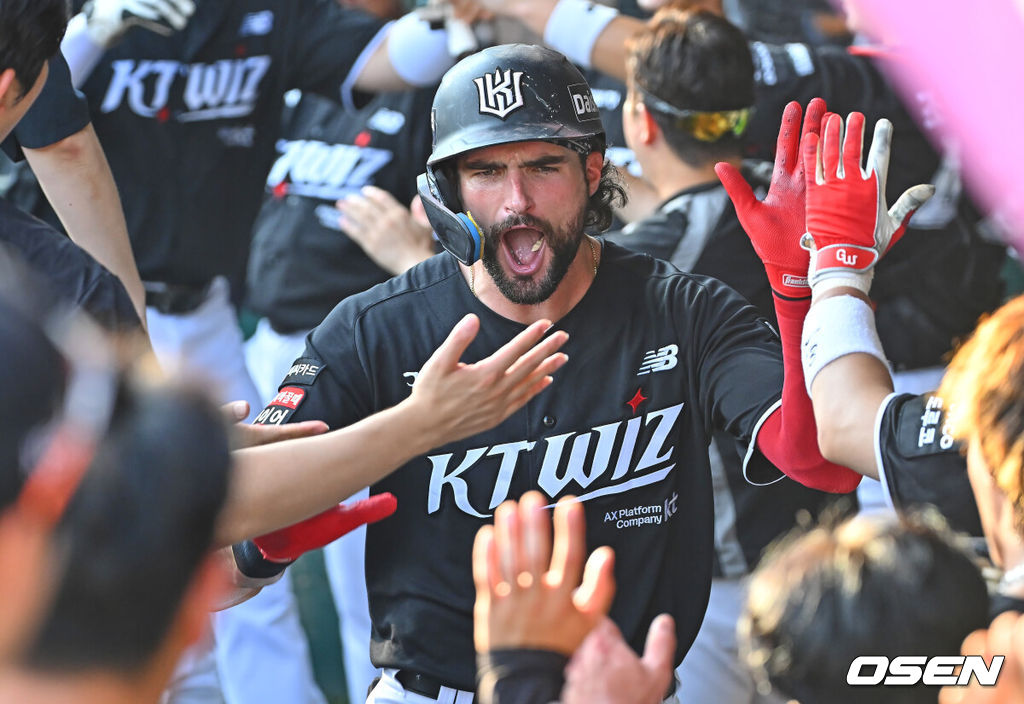 25일 부산 사직야구장에서 2026 신한 SOL KBO 리그 롯데 자이언츠와 KT 위즈의 경기가 열렸다. 홈팀 롯데는 김진욱이, 방문팀 KT는 소형준이 선발 출전했다.KT 위즈 힐리어드가 1회초 2사 1루 우월 2점 홈런을 치고 하이파이브를 하고 있다. 2026.07.25 / foto0307@osen.co.kr