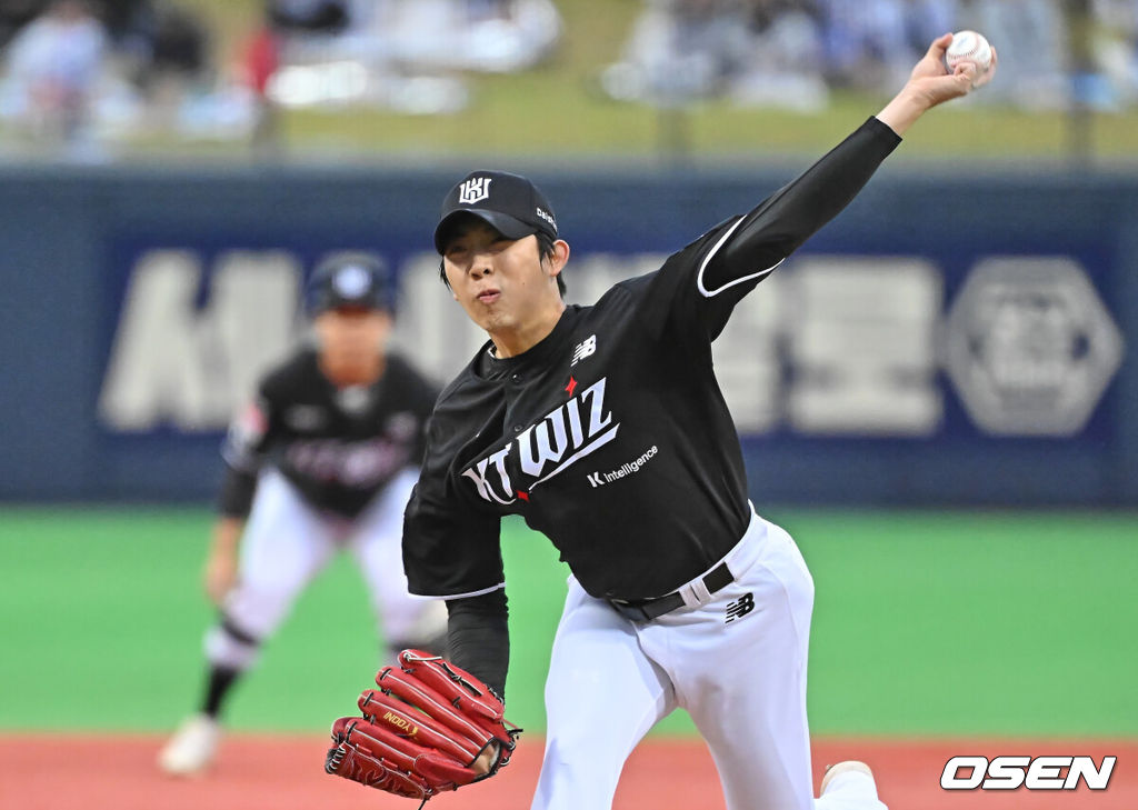 21일 포항야구장에서 2026 신한 SOL KBO 리그 삼성 라이온즈와 KT 위즈의 경기가 열렸다. 홈팀 삼성은 후라도가, 방문팀 KT는 오원석이 선발 출전했다. KT 위즈 선발투수 오원석이 역투하고 있다. 2026.05.21 / foto0307@osen.co.kr