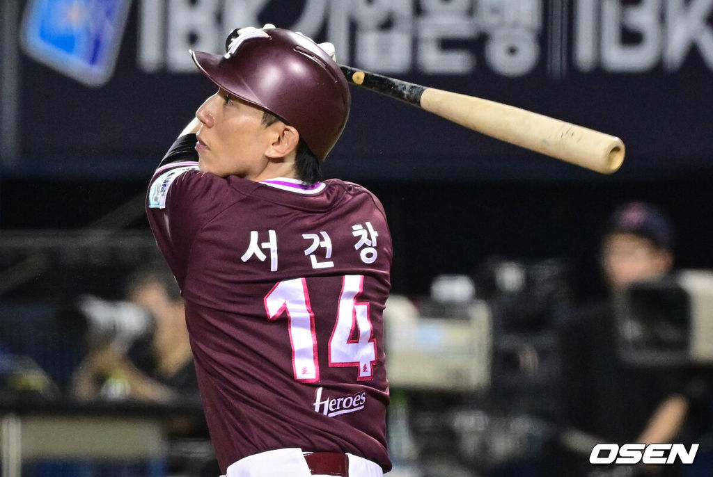 29일 서울 잠실야구장에서 2026 신한 SOL KBO리그 LG 트윈스와 키움 히어로즈의 경기가 열렸다.이날 LG는 웰스, 키움은 하영민을 선발로 내세웠다. 5회초 1사 1,2루에서 키움 서건창이 안타를 날리고 있다. 2026.07.29 /cej@osen.co.kr