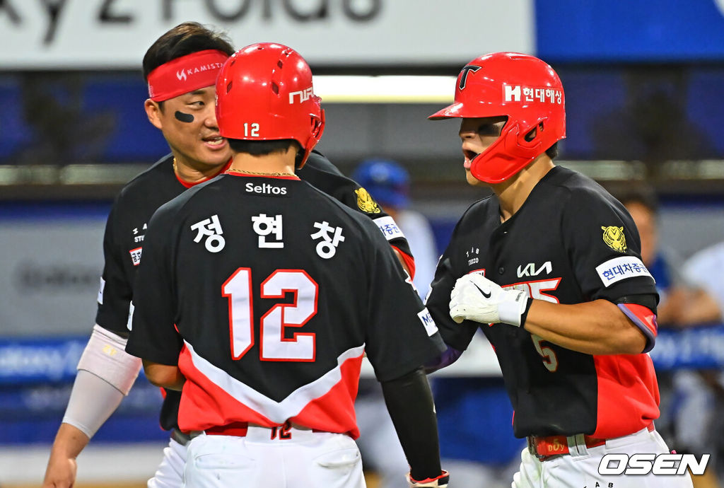 29일 대구삼성라이온즈파크에서 2026 신한 SOL KBO 리그 삼성 라이온즈와 KIA 타이거즈의 경기가 열렸다. 홈팀 삼성은 양창섭이, 방문팀 KIA는 시라카와가 선발 출전했다. KIA 타이거즈 김도영이 8회초 2사 1,2루 좌월 3점 홈런을 치고 하이파이브를 하고 있다. 2026.07.29 / foto0307@osen.co.kr