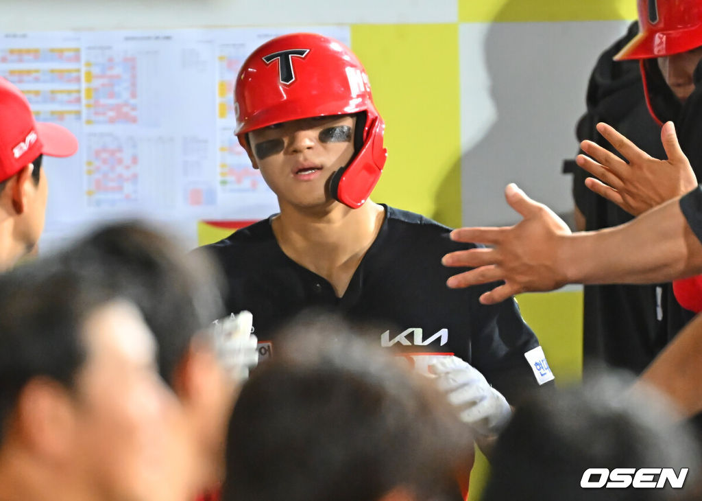 29일 대구삼성라이온즈파크에서 2026 신한 SOL KBO 리그 삼성 라이온즈와 KIA 타이거즈의 경기가 열렸다. 홈팀 삼성은 양창섭이, 방문팀 KIA는 시라카와가 선발 출전했다. KIA 타이거즈 김도영이 8회초 2사 1,2루 좌월 3점 홈런을 치고 하이파이브를 하고 있다. 2026.07.29 / foto0307@osen.co.kr