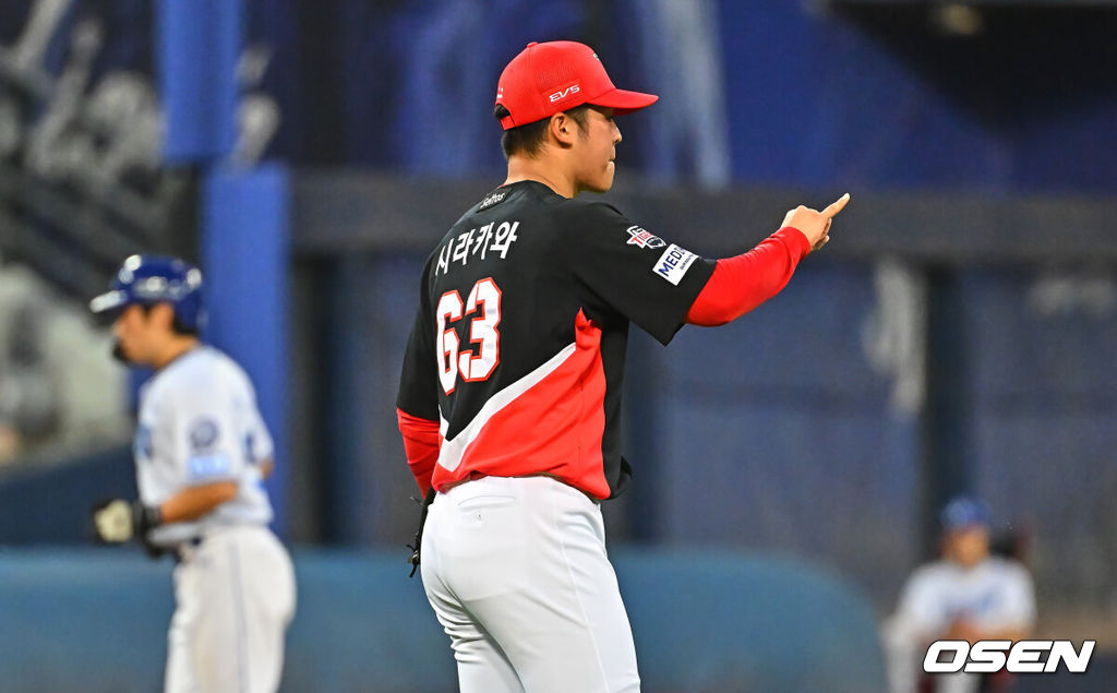 29일 대구삼성라이온즈파크에서 2026 신한 SOL KBO 리그 삼성 라이온즈와 KIA 타이거즈의 경기가 열렸다. 홈팀 삼성은 양창섭이, 방문팀 KIA는 시라카와가 선발 출전했다. KIA 타이거즈 선발 투수 시라카와가 3회말 무사 1루 삼성 라이온즈 김성윤을 유격수 병살타로 잡고 감사 사인을 보내고 있다. 2026.07.29 / foto0307@osen.co.kr