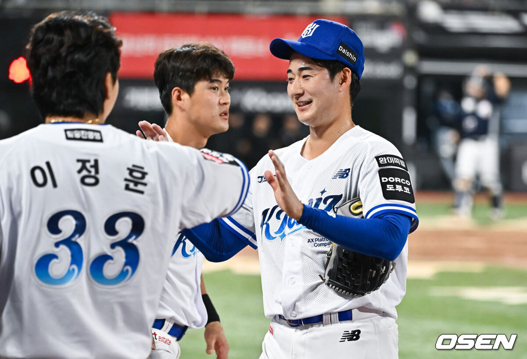 21일 오후 수원 KT위즈파크에서 열린 2026 신한 SOL KBO리그 KT 위즈와 두산 베어스의 경기가 진행됐다.이날 경기 KT는 오원석을, 두산은 벤자민을 선발투수로 내세웠다. 7회초 1사 1,3루 SSG 스기모토가 두산 박찬호를 병살타 잡은뒤 기뻐하고 있다.   2026.07.21 / soul1014@osen.co.kr