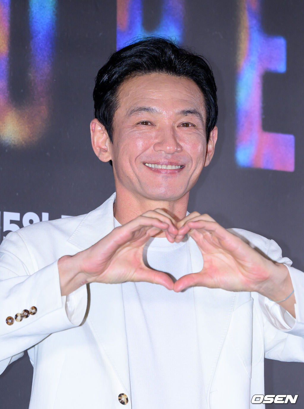 6일 서울 강남구 메가박스 코엑스점에서 영화 '호프'(감독 나홍진) 언론시사회가 열렸다.'호프'는 비무장지대에 위치한 호포항 출장소장 ‘범석’이 동네 청년들로부터 호랑이가 출현했다는 소식을 전해 듣고, 온 마을이 비상이 걸린 가운데 믿기 어려운 현실을 만나며 시작되는 이야기다. 오는 7월 15일 개봉 예정.배우 황정민이 포토타임을 가지고 있다. 2026.07.06 /sunday@osen.co.kr