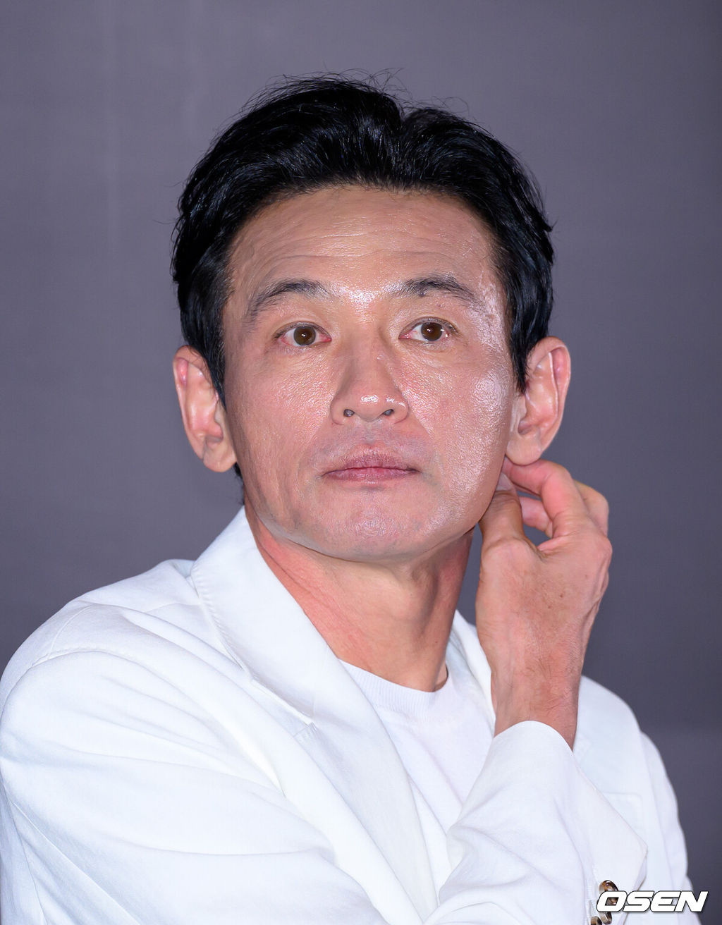 6일 서울 강남구 메가박스 코엑스점에서 영화 '호프'(감독 나홍진) 언론시사회가 열렸다.'호프'는 비무장지대에 위치한 호포항 출장소장 ‘범석’이 동네 청년들로부터 호랑이가 출현했다는 소식을 전해 듣고, 온 마을이 비상이 걸린 가운데 믿기 어려운 현실을 만나며 시작되는 이야기다. 오는 7월 15일 개봉 예정.배우 황정민이 취재진의 질문을 듣고 있다. 2026.07.06 /sunday@osen.co.kr
