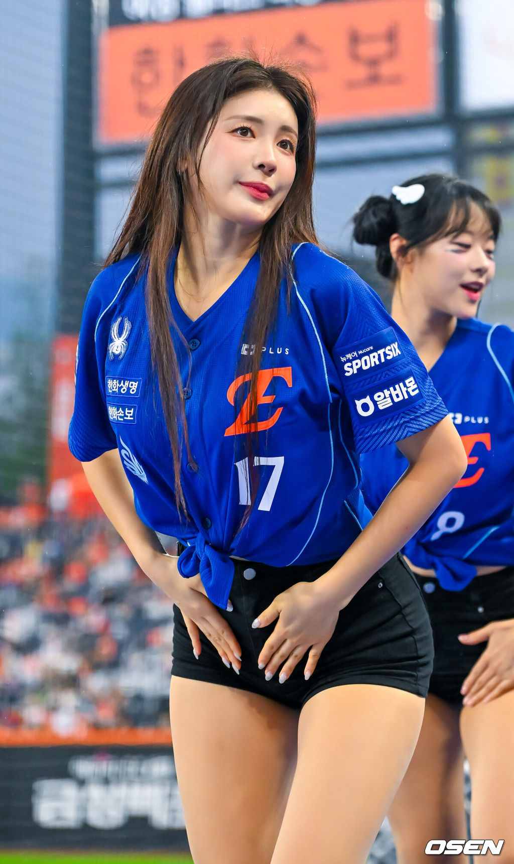 17일 대전 한화생명 볼파크에서 2026 신한 SOL KBO리그 한화 이글스와 키움 히어로즈의 경기가 열렸다.이날 한화는 왕옌청, 키움은 하영민이 선발로 나섰다.한화 김연정 치어리더가 공연을 펼치고 있다. 2026.07.17 / rumi@osen.co.kr